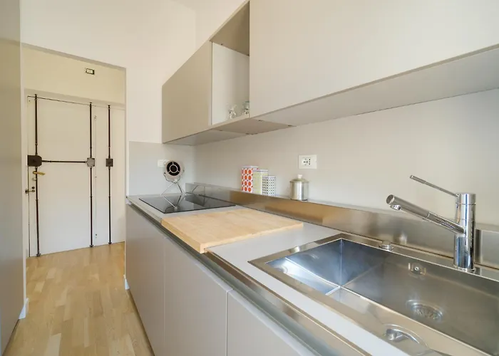 Modern & Spacious 2-bedroom Near Trastevere Appartamento *